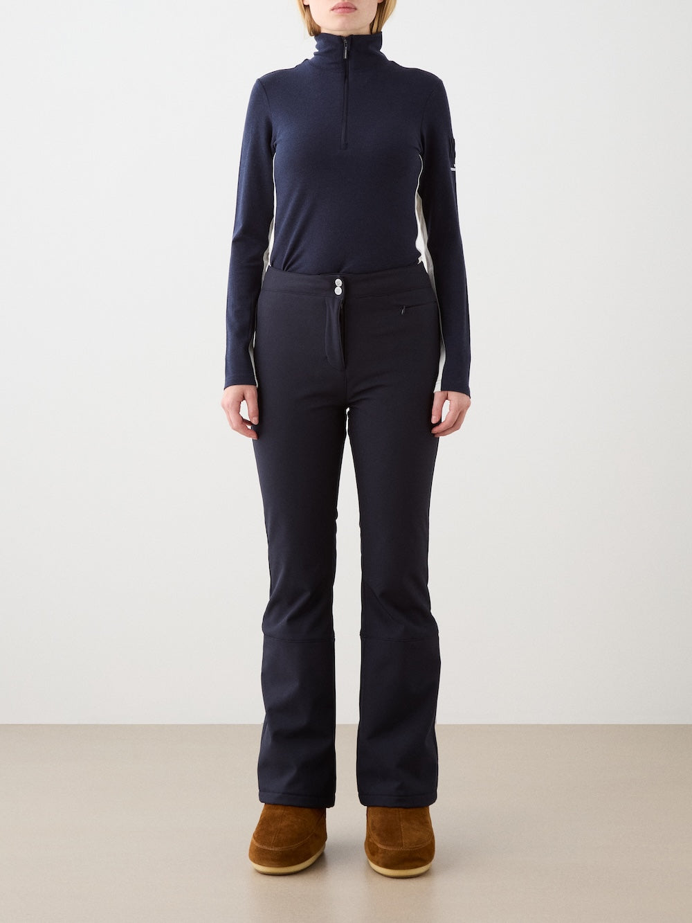 We Norwegians | FW25 | Womens Voss 1/4-Zip_Navy blue | Model is wearing this light knit top with a stand collar, 1/4th zipper opening and long sleeves - paired with black pants on an off-white background | Front