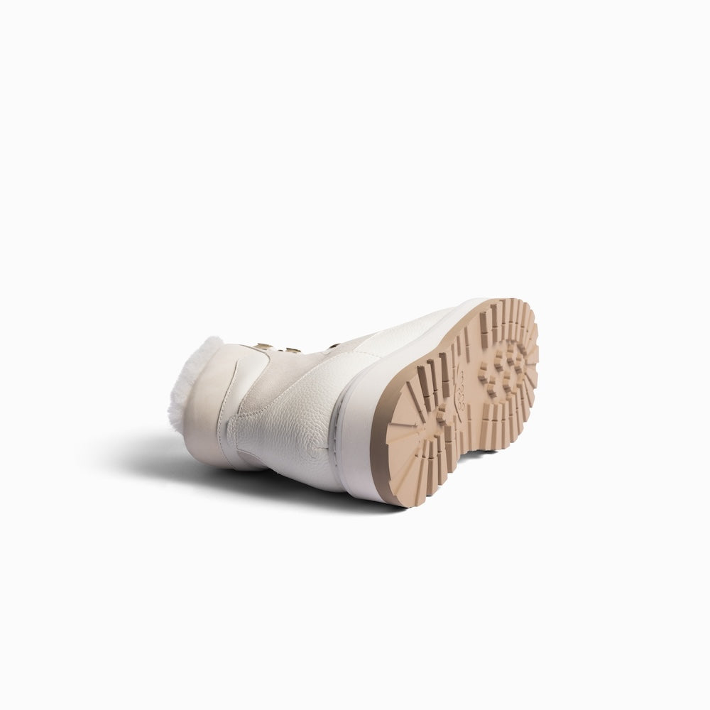Mono x We Norwegians | FW25| White winter/ hiking boot with shearling wool lining on a white background | Sole details