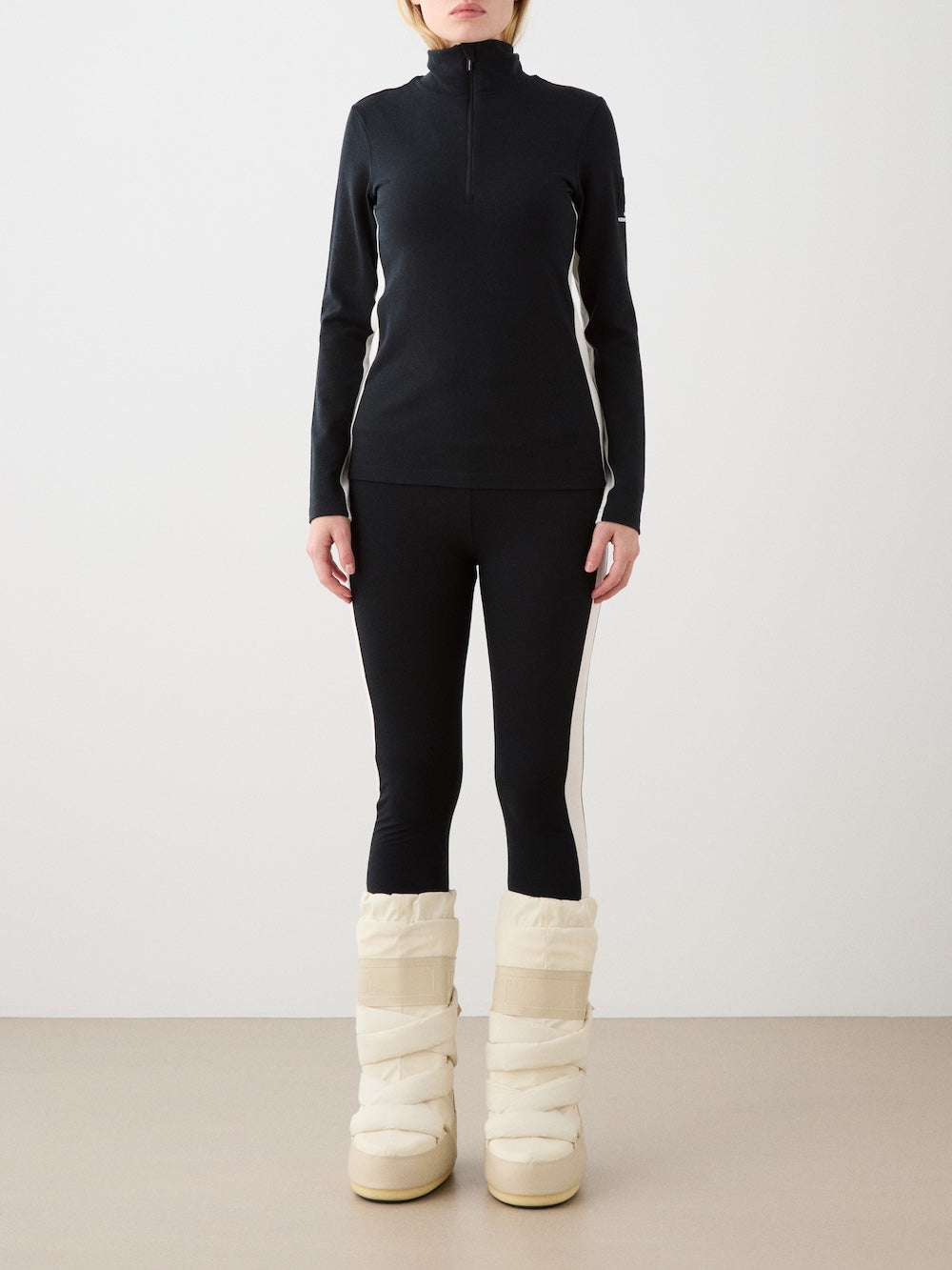 We Norwegians | FW25 | Womens Voss Leggings_Black | Model wearing this fine knitted pair of leggings with contrasting panels on the sides on an off-white background | A perfect base layer or work-out wear | Front