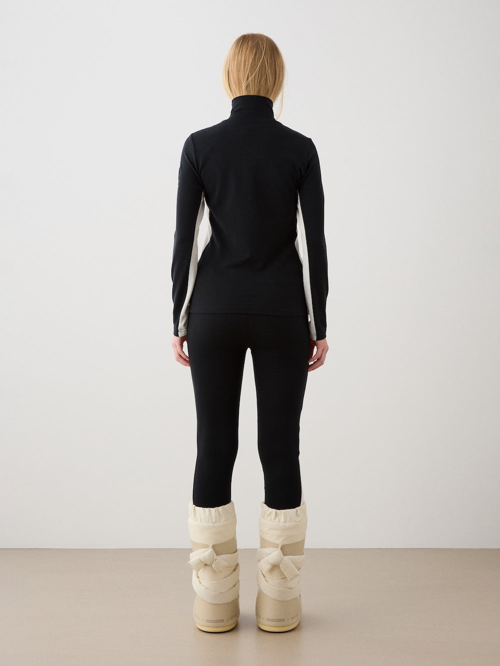 We Norwegians | FW25 | Womens Voss Leggings_Black | Model wearing this fine knitted pair of leggings with contrasting panels on the sides on an off-white background | A perfect base layer or work-out wear | Back