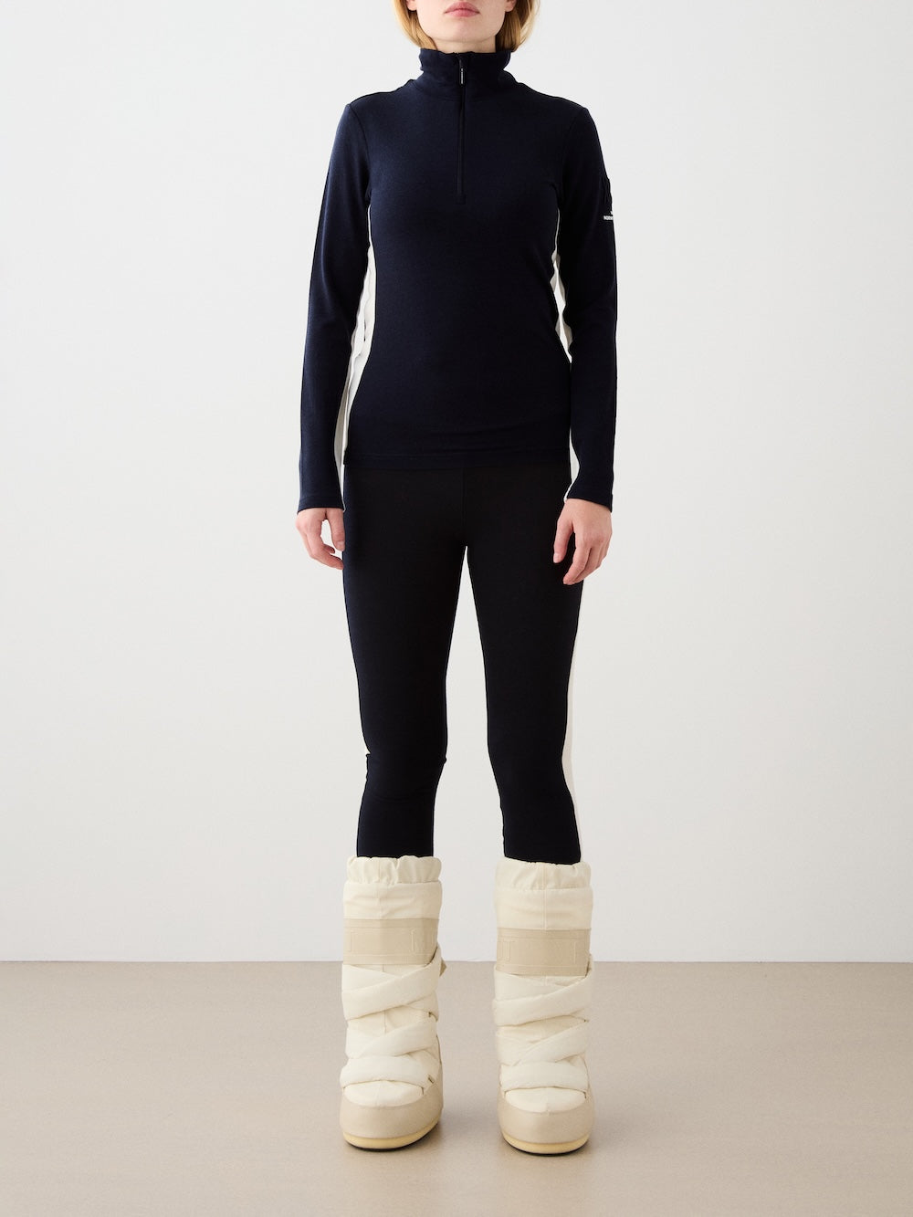 We Norwegians | FW25 | Womens Voss Leggings_Navy blue | Model wearing this fine knitted pair of leggings with contrasting panels on the sides on an off-white background | A perfect base layer or work-out wear | Front