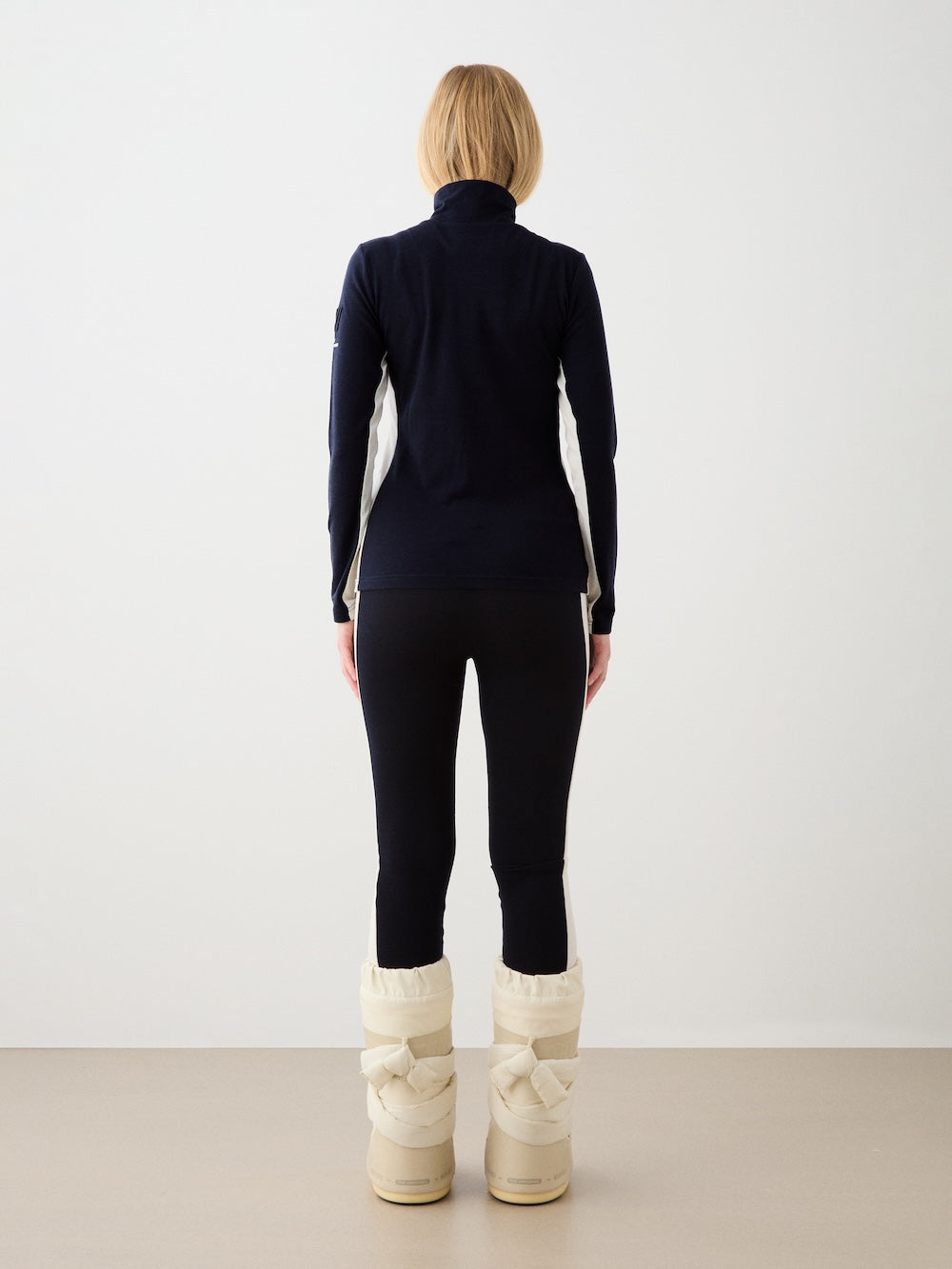We Norwegians | FW25 | Womens Voss Leggings_Navy blue | Model wearing this fine knitted pair of leggings with contrasting panels on the sides on an off-white background | A perfect base layer or work-out wear | Back