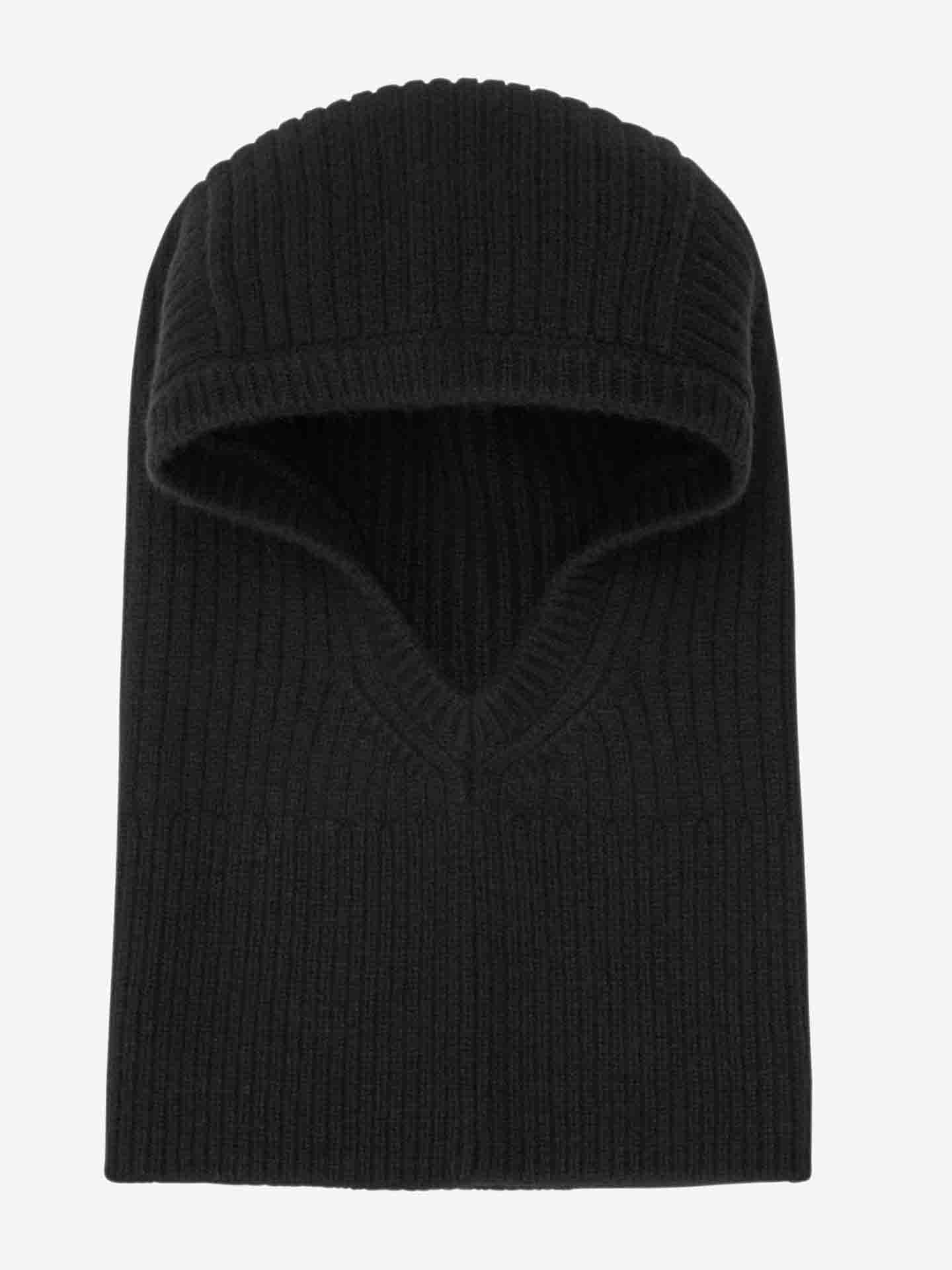 The We Norwegians Blefjell Balaclava Women in black features an opening for the face and a rounded top, with a soft texture crafted from 1/2 cardigan stitch knit throughout the fabric. It offers a snug and warm fit, making it ideal for cold weather.