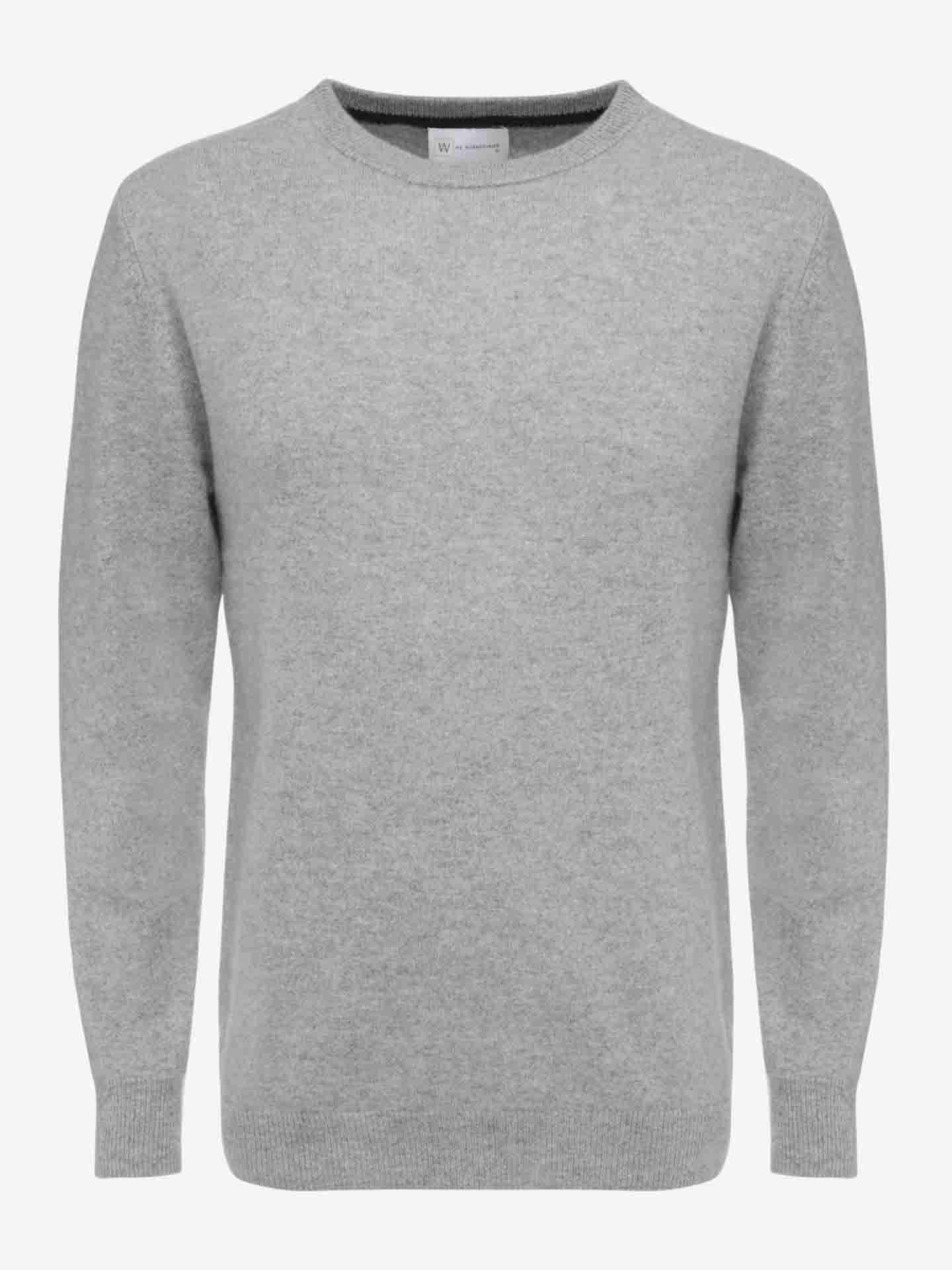 The Blefjell Cashmere Crewneck Men by We Norwegians is a light grey, long-sleeved sweater showcased against a plain white background. This crewneck features a simple, classic design with a ribbed hem and cuffs, meticulously crafted from pure cashmere yarn to offer an added touch of luxury.