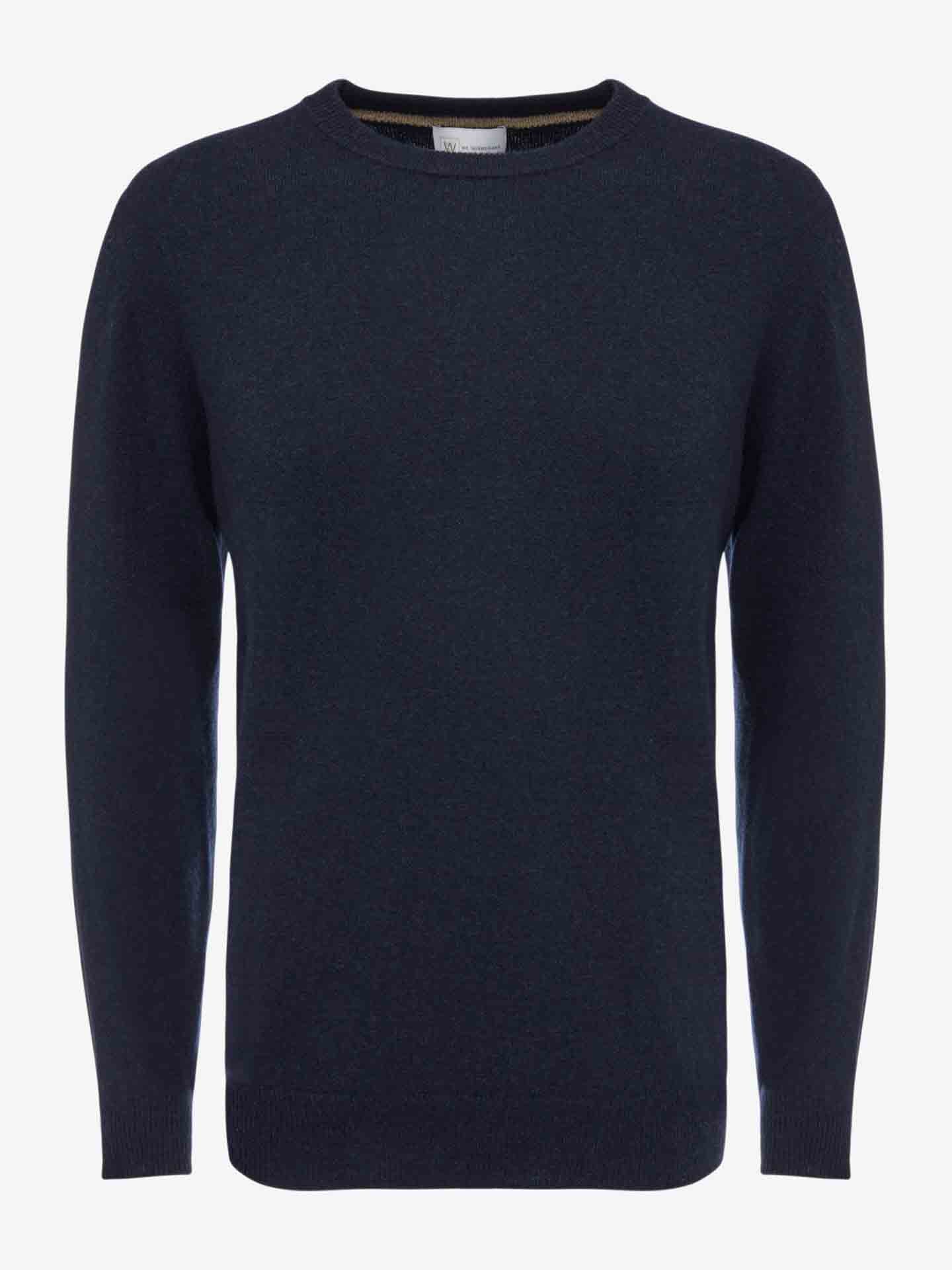 A dark navy blue, long-sleeve luxury cashmere sweater, the We Norwegians Blefjell Cashmere Crewneck Men, is displayed against a plain white background. The design of the Blefjell Cashmere Crewneck is simple and unadorned, showcasing its refined elegance.