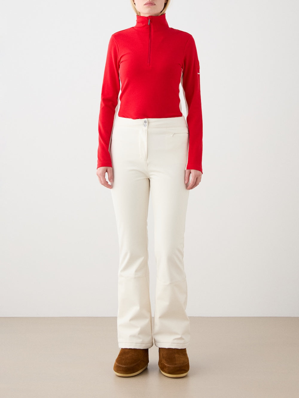 We Norwegians | FW25 | Womens Voss 1/4-Zip_Red | Model is wearing this light knit top with a stand collar, 1/4th zipper opening and long sleeves - paired with white pants on an off-white background | Front