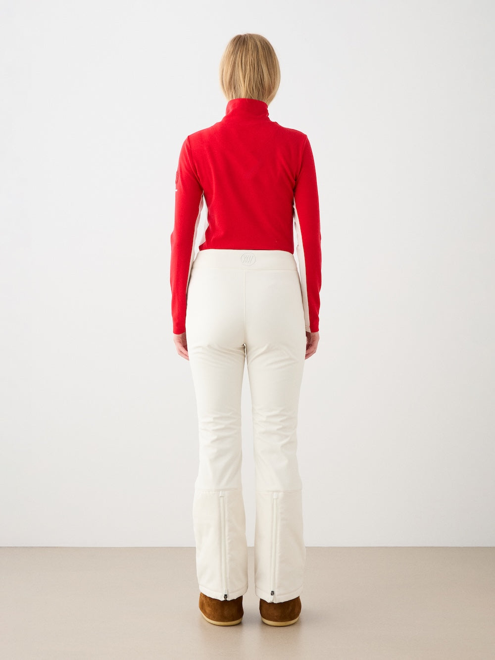 We Norwegians | FW25 | Womens Voss 1/4-Zip_Red | Model is wearing this light knit top with a stand collar, 1/4th zipper opening and long sleeves - paired with white pants on an off-white background | Back