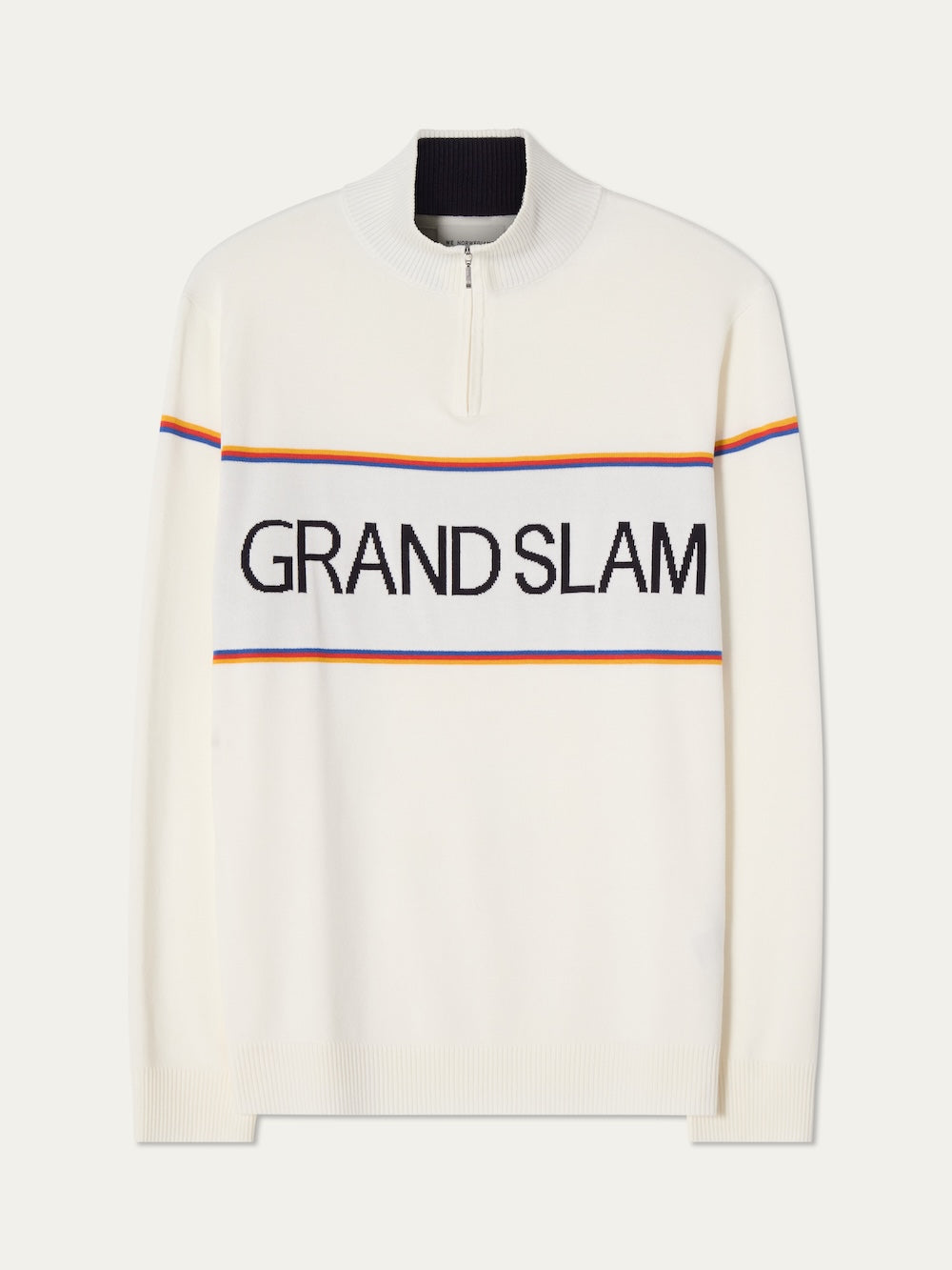 The We Norwegians Grand Slam Sweater Men is a white half-zip pullover with "GRAND SLAM" in bold black letters and blue-orange stripes—an ideal après sport layer inspired by vintage athletic style.