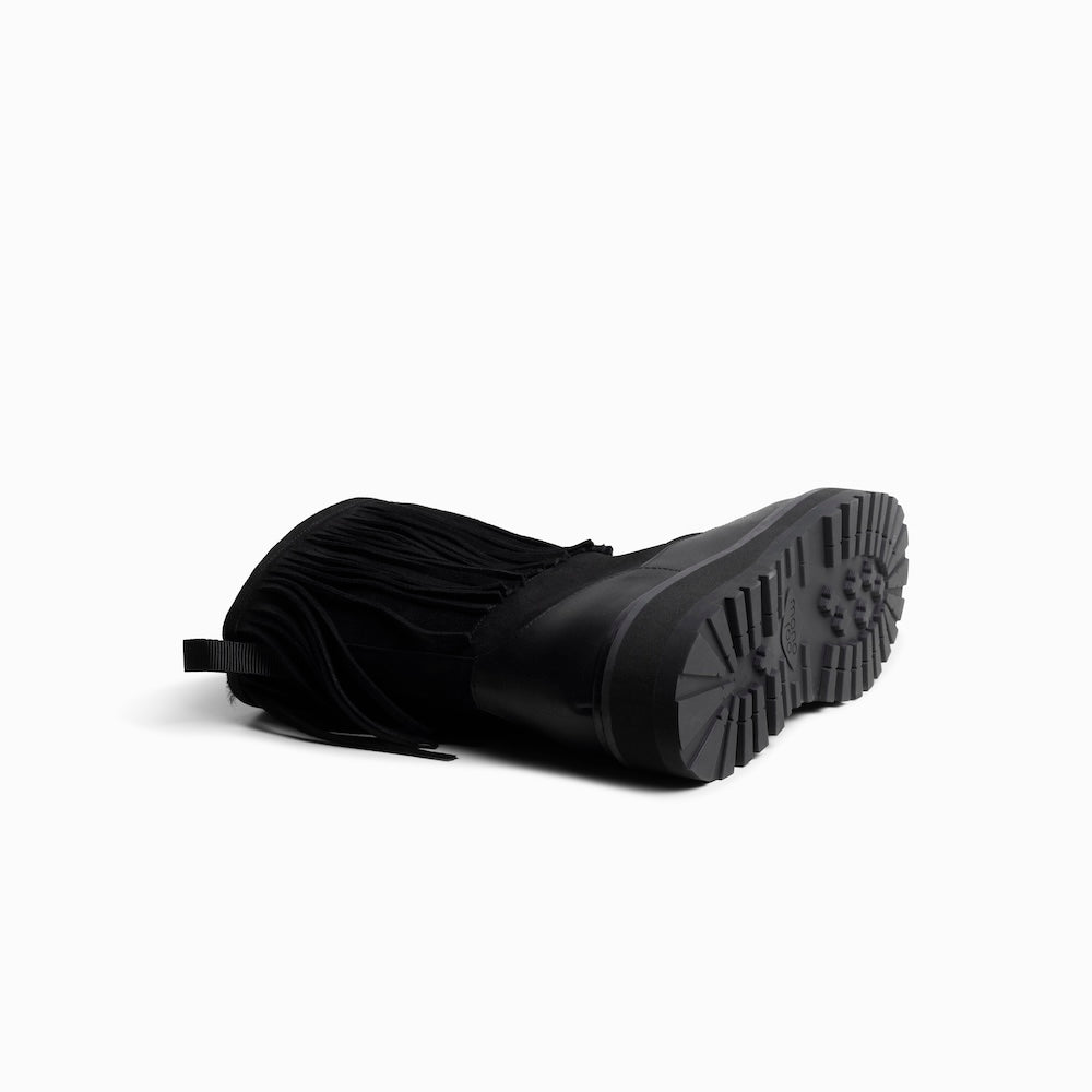 Mono x We Norwegians | FW25 | Black boot with fringes, with shearling wool lining,  on a white background | Sole details